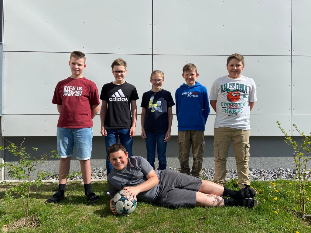 Ein herzliches Dankeschön für ihren Einsatz an unsere Fußballer Noah Haiböck, Felix Kerschbaummayr, Jakob Näher, Sandro und Rene Gruber (v. li. n. re.) und Fabian Baldauf (liegend), die im nächsten Schuljahr aus Altersgründen nicht mehr spielberechtigt sind.