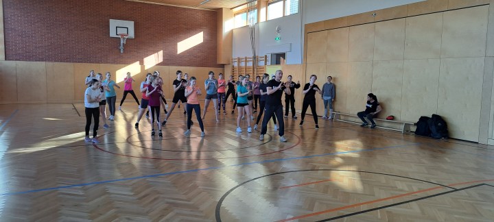 Selbstverteidigungskurs der Mädchen der dritten und vierten&nbsp;Klassen